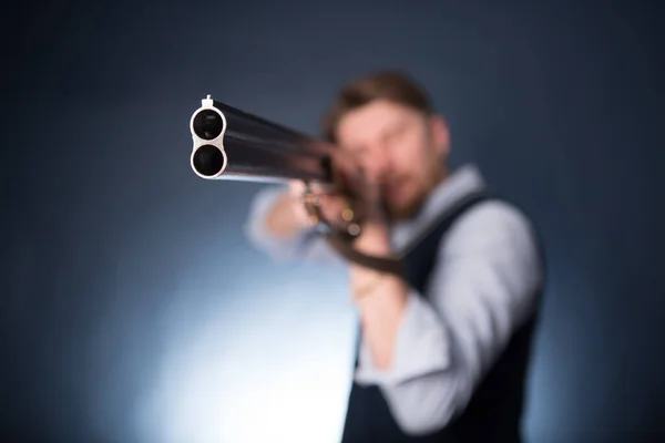 Manager Mit Schrotflinte Auf Dunkelblauem Hintergrund — Stockfoto