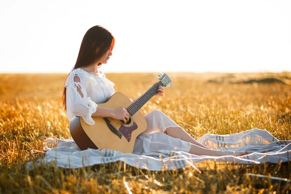 Der Sommer Ist Eine Große Traumzeit Schöne Mädchen Spielt Gitarre — Stockfoto