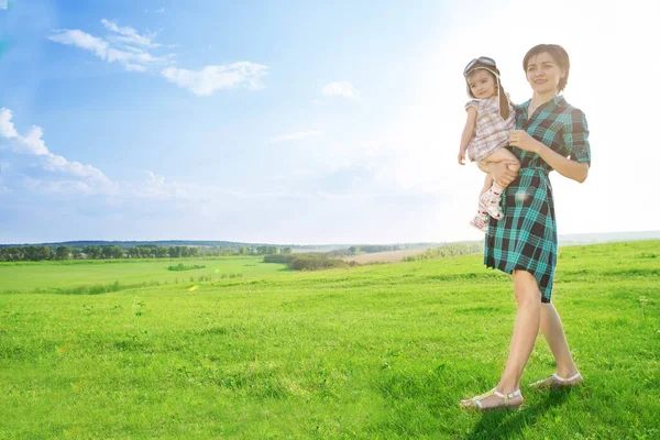 Beautiful Mother Cute Daughter Playin Green Field — Stock Photo, Image
