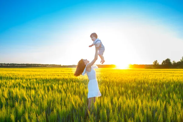 Güneşin Altında Buğday Tarlasında Gülümseyen Mutlu Bir Anne Aile Mutluluğu — Stok fotoğraf