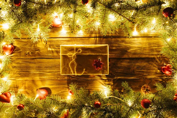 Fondo Navidad Borroso Con Ramas Abeto Luces Hadas Caja Regalo — Foto de Stock