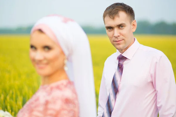 Mooi Stel Net Getrouwd Het Veld Van Tarwe Moslim Huwelijk — Stockfoto