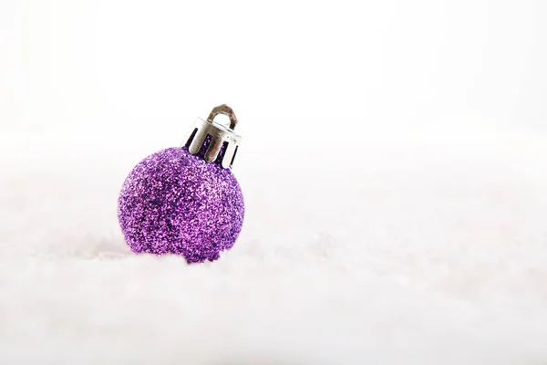 Lilac Μωβ Χριστουγεννιάτικη Μπάλα Στο Χιόνι Πάνω Από Λευκό Φόντο — Φωτογραφία Αρχείου