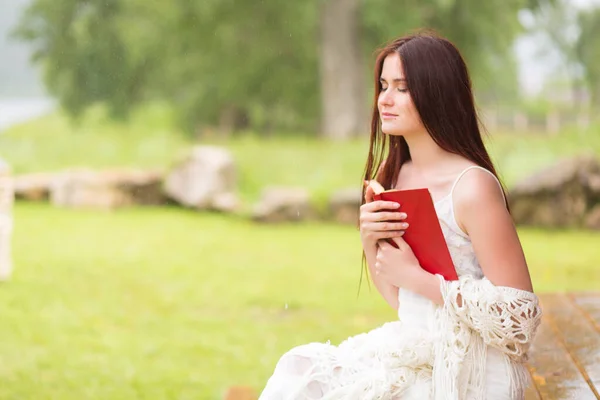 Wanita Cantik Berpakaian Putih Membaca Buku Alam Berawan Gadis Duduk — Stok Foto