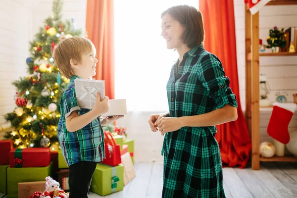 Mutlu Aile Anne Oğlu Noel Kışında Güneşli Bir Sabahta Süslü — Stok fotoğraf