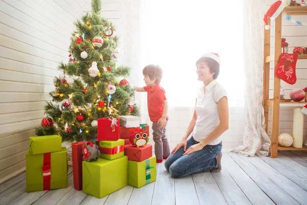 Gülümseyen Anne Güzel Küçük Oğlu Evde Mücevherlerle Noel Ağacını Çürütüyorlar — Stok fotoğraf