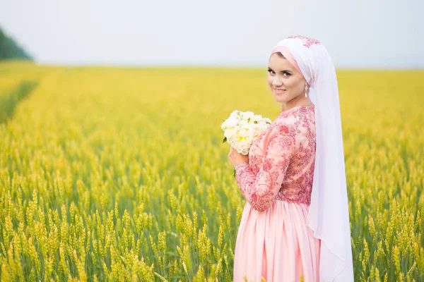 Muslimische Braut Posiert Bei Einer Zeremonie Auf Dem Feld Muslimische — Stockfoto