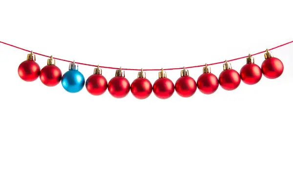 Linia Czerwonych Niebieskich Kulek Świątecznych Białym Tle Dekoracje Świąteczne — Zdjęcie stockowe