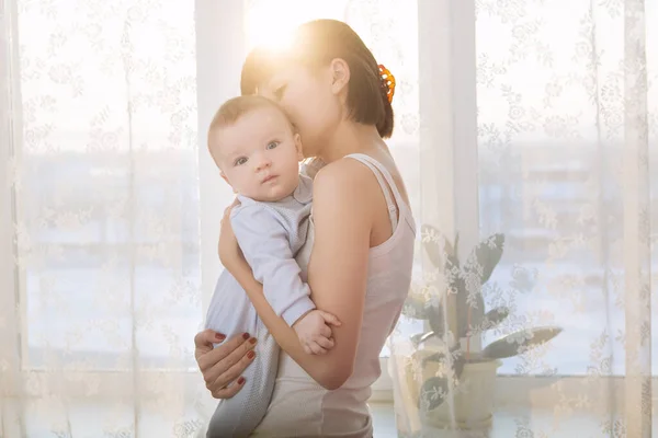 Mencintai Ibu Bermain Dengan Bayinya Duduk Jendela Dengan Latar Belakang — Stok Foto
