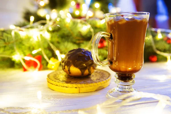 Bebida Quente Com Marshmallows Fundo Das Decorações Natal — Fotografia de Stock