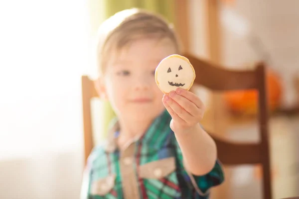 Feliz Conceito Halloween Bonito Menino Feliz Esculpindo Uma Abóbora Bolinhos — Fotografia de Stock