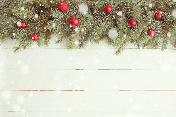 Rode Kerstversiering Witte Houten Achtergrond — Stockfoto