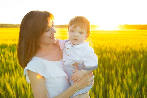 母親と赤ん坊の肖像画 幸せな母親は 太陽の下で小麦畑に笑みを浮かべて赤ちゃんを保持 家族の幸せの概念 — ストック写真