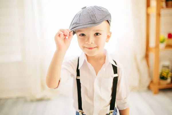 Netter Junge Weißem Hemd Mütze Und Hosenträgern Einem Hellen Raum — Stockfoto