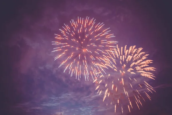 独立日或其他在漆黑天空背景下的节日的美丽烟火 — 图库照片