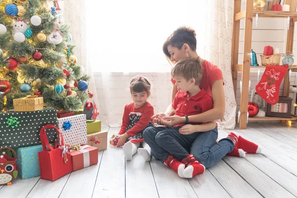 Familia Abriendo Regalos Navidad Casa Juntos —  Fotos de Stock