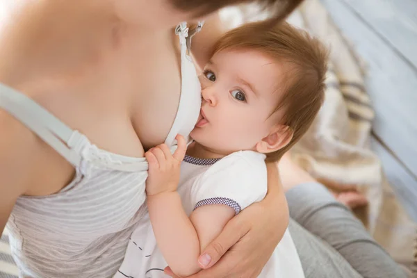 Madre Che Allatta Bambino Tra Braccia Casa Mamma Che Allatta — Foto Stock