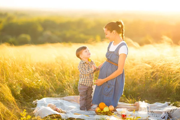 Terhes Anya Gyönyörű Kisfia Egy Pikniken — Stock Fotó
