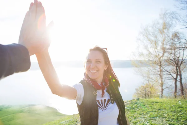 Die Lächelnde Frau Gibt Fünf Meeresküste Geste Der Begrüßung — Stockfoto