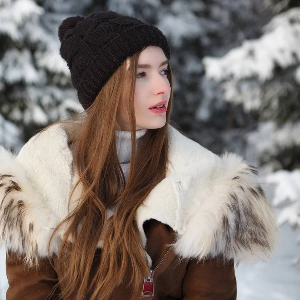Молодая Женщина Зимой Зимняя Женщина Снегу Смотрит Вверх Снежный Холодный — стоковое фото