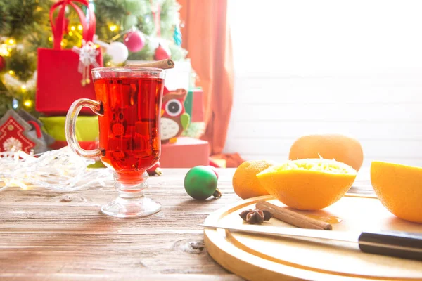 Glühwein Mit Gewürzen Und Weihnachtsbaum Auf Holzgrund — Stockfoto
