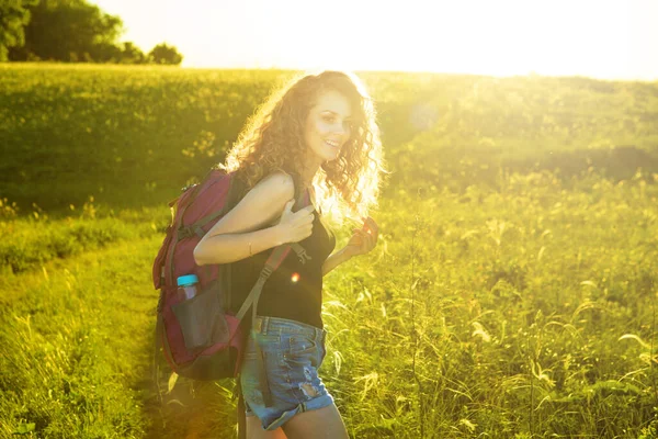 Sınırları olmayan bir dünya. Dağlardaki kızın çarpıcı yolculuğu. Sırt çantalı ve şapkalı kadın gezgin dağlarda ve ormanda yürüyor, seyahat tutkusu konsepti.