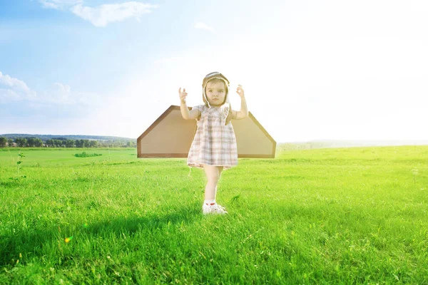 Reisen Beginnt Schon Der Kindheit Auch Der Fantasie Nettes Kind — Stockfoto