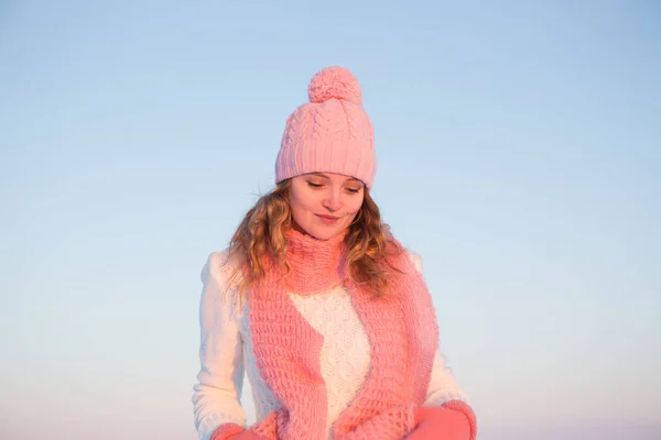 Retrato Emocional Modelo Elegante Casaco Branco Boina Beira Mar Inverno — Fotografia de Stock