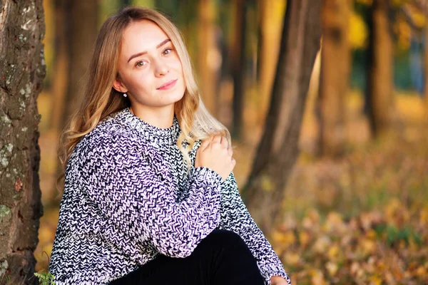 Sonbaharda açık havada yürüyen güzel genç bir kadının portresi.