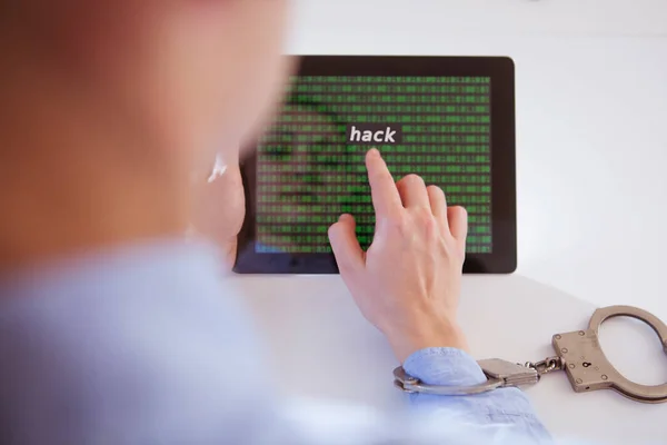 Frau legt Handschellen mit Tablet an. Hack-Konzept — Stockfoto