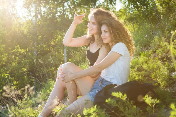 Een Wereld Zonder Grenzen Prachtige Reis Van Twee Meisjes Bergen — Stockfoto