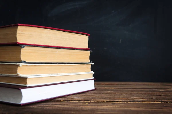 Boeken Een Houten Tafel Tegen Achtergrond Van Het Schoolbord Schoolbord — Stockfoto