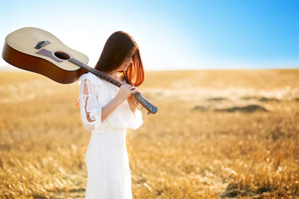 Der Sommer Ist Eine Große Traumzeit Schöne Frau Mit Akustikgitarre — Stockfoto