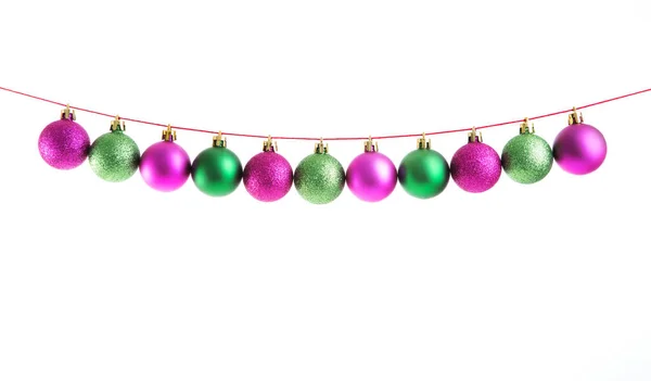 Linha Bolas Natal Verde Roxo Fundo Branco Decorações Natal — Fotografia de Stock