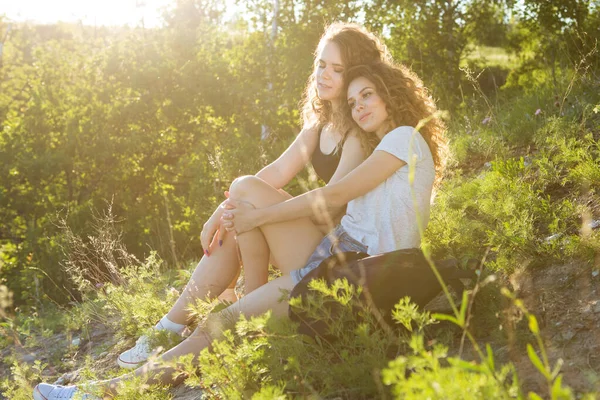 World Borders Stunning Journey Two Girls Mountains Girl Sitting Cliff — Stock Photo, Image