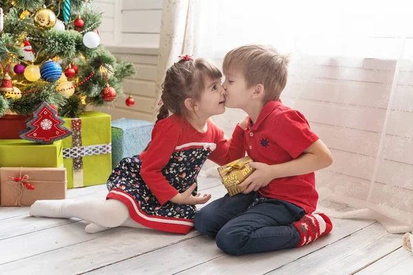 Chica Dando Regalo Navidad Niño Una Habitación Soleada Brillante —  Fotos de Stock