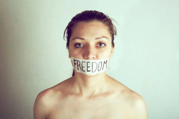 Mujer Con Boca Grabada Con Palabra Inscripción Libertad —  Fotos de Stock