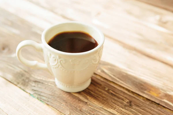 Een Kopje Hete Koffie Een Gevouwen Witte Doek Een Oude — Stockfoto