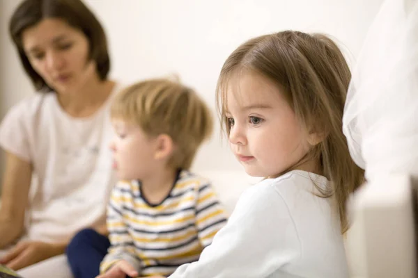 Mutter Mit Kindern Liest Vor Dem Schlafengehen Ein Buch — Stockfoto