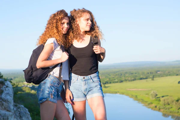 Sınırları olmayan bir dünya. Dağlarda iki kızın çarpıcı yolculuğu. İki arkadaş dağlara bakarak sarılıyor. Dağın tepesinde gün batımını izleyen iki kız..