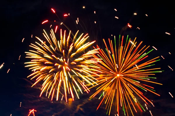 Yeni yıl için güzel havai fişekler, Bağımsızlık Günü ya da diğer tatiller karanlık bir gökyüzünün arka planına karşı.