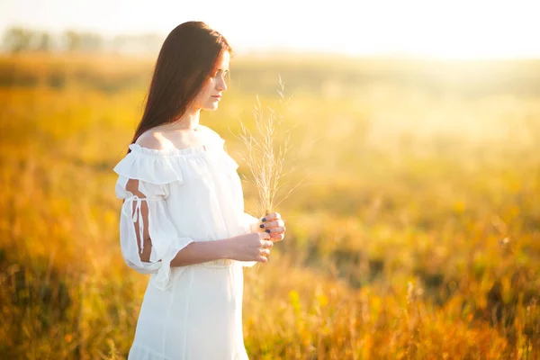 Mooi Zomermeisje Een Tarweveld Een Witte Jurk Een Zonnige Dag — Stockfoto