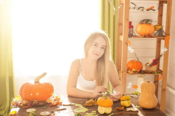 Feliz Halloween Atractiva Joven Mujer Está Preparando Para Halloween Cocina —  Fotos de Stock