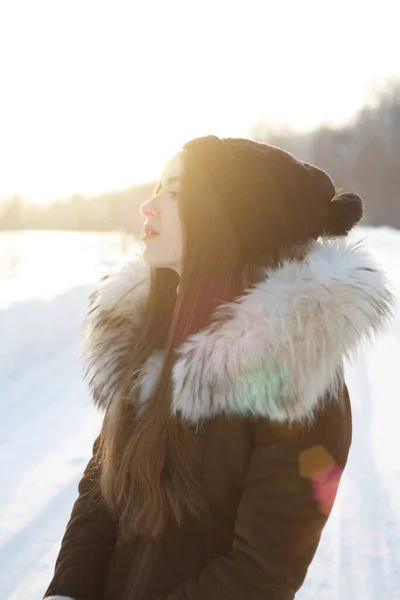 年轻女子在冬天 冬雪中的女人仰视着冰雪寒冷的冬日 — 图库照片