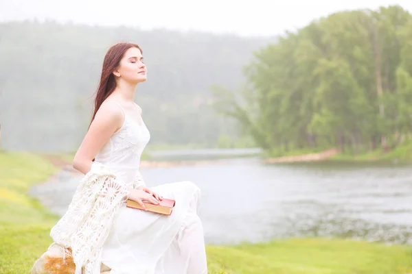 Mädchen Verregneten Park Liest Ein Buch — Stockfoto