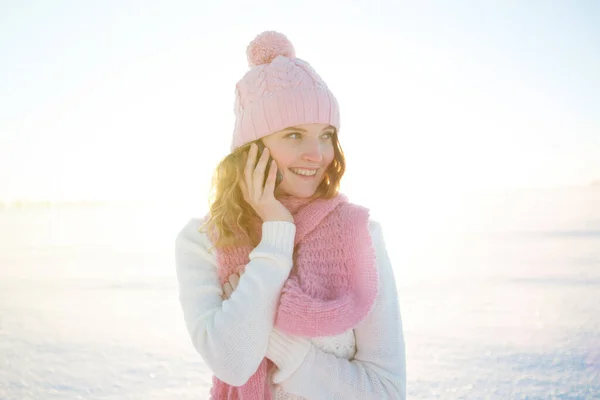 Het Mooie Meisje Met Een Mobiele Telefoon Winter Veld — Stockfoto