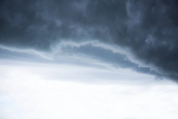 Nuvens Escuras Tempestuosas Antes Tempestade Nuvens Texturizadas Cinza Azul Céu — Fotografia de Stock