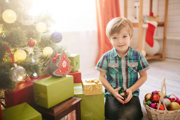 Beş Yaşlarında Noel Ağacını Süsleyen Mavi Gözlü Şirin Bir Çocuk — Stok fotoğraf