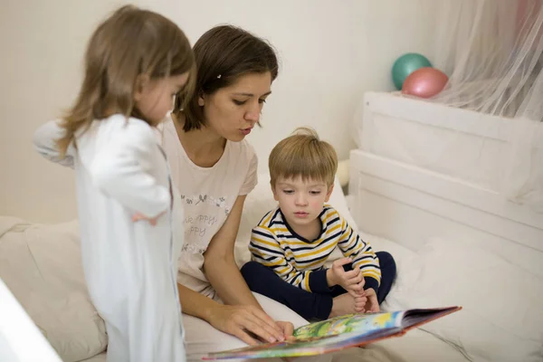 Mutter Mit Kindern Liest Vor Dem Schlafengehen Ein Buch — Stockfoto