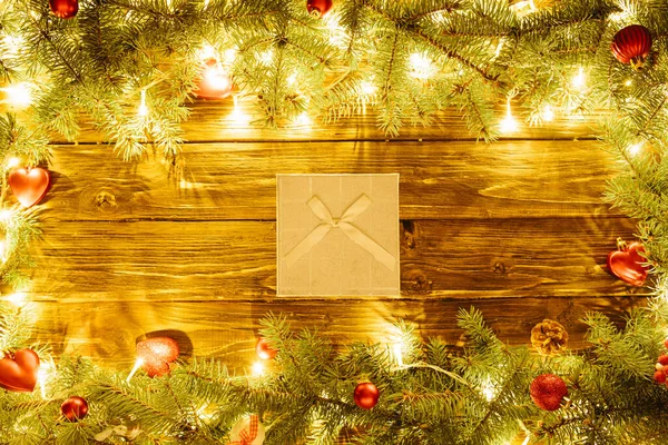 Kerst Geschenkdozen Dennenboom Tak Houten Tafel Bovenaanzicht Met Kopieerruimte Kerst — Stockfoto